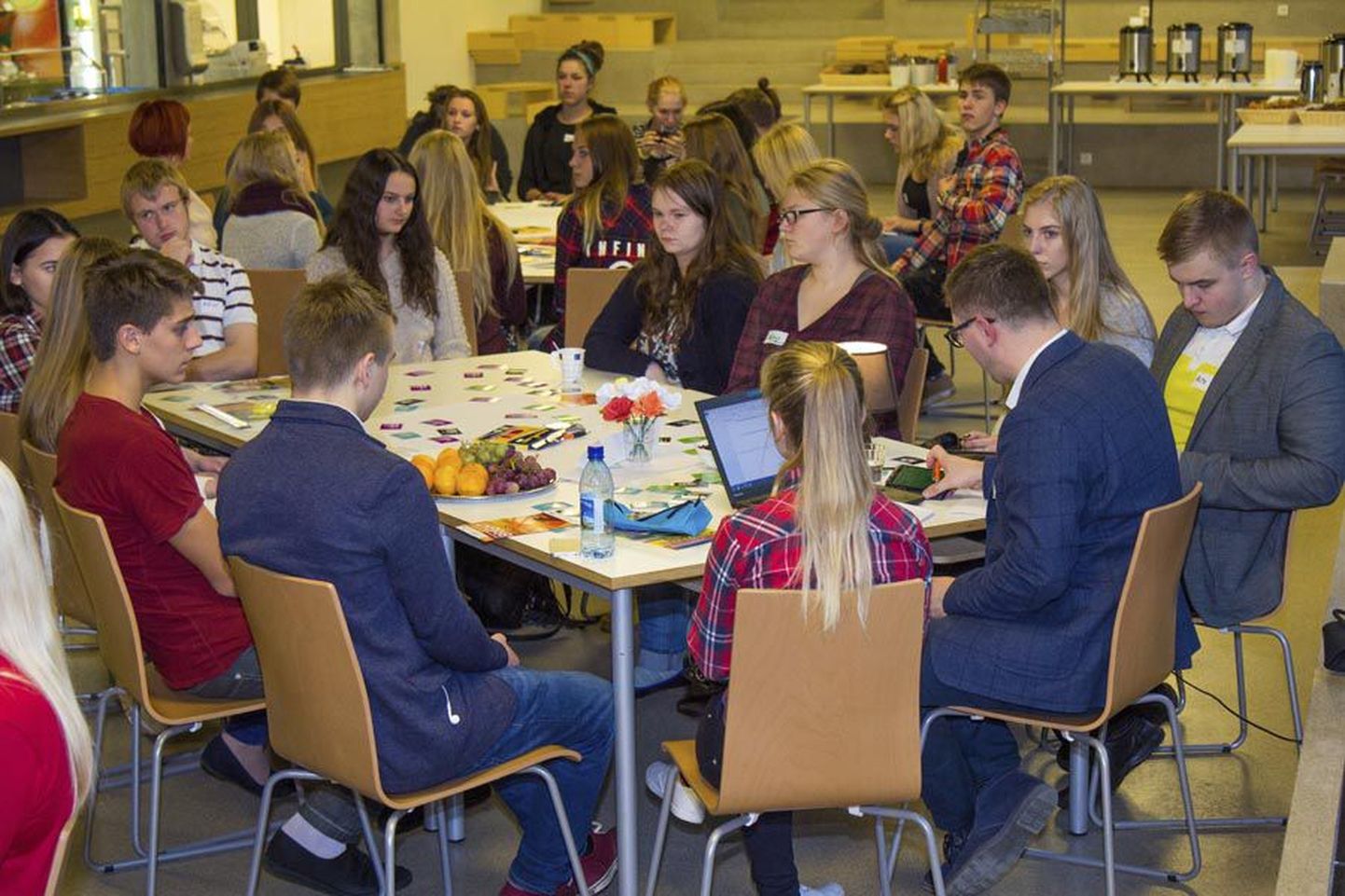 Eile vaagisid noored Viljandi gümnaasiumis Viljandimaa osaluskohvikus koos spetsialistidega maakonna kitsaskohti.