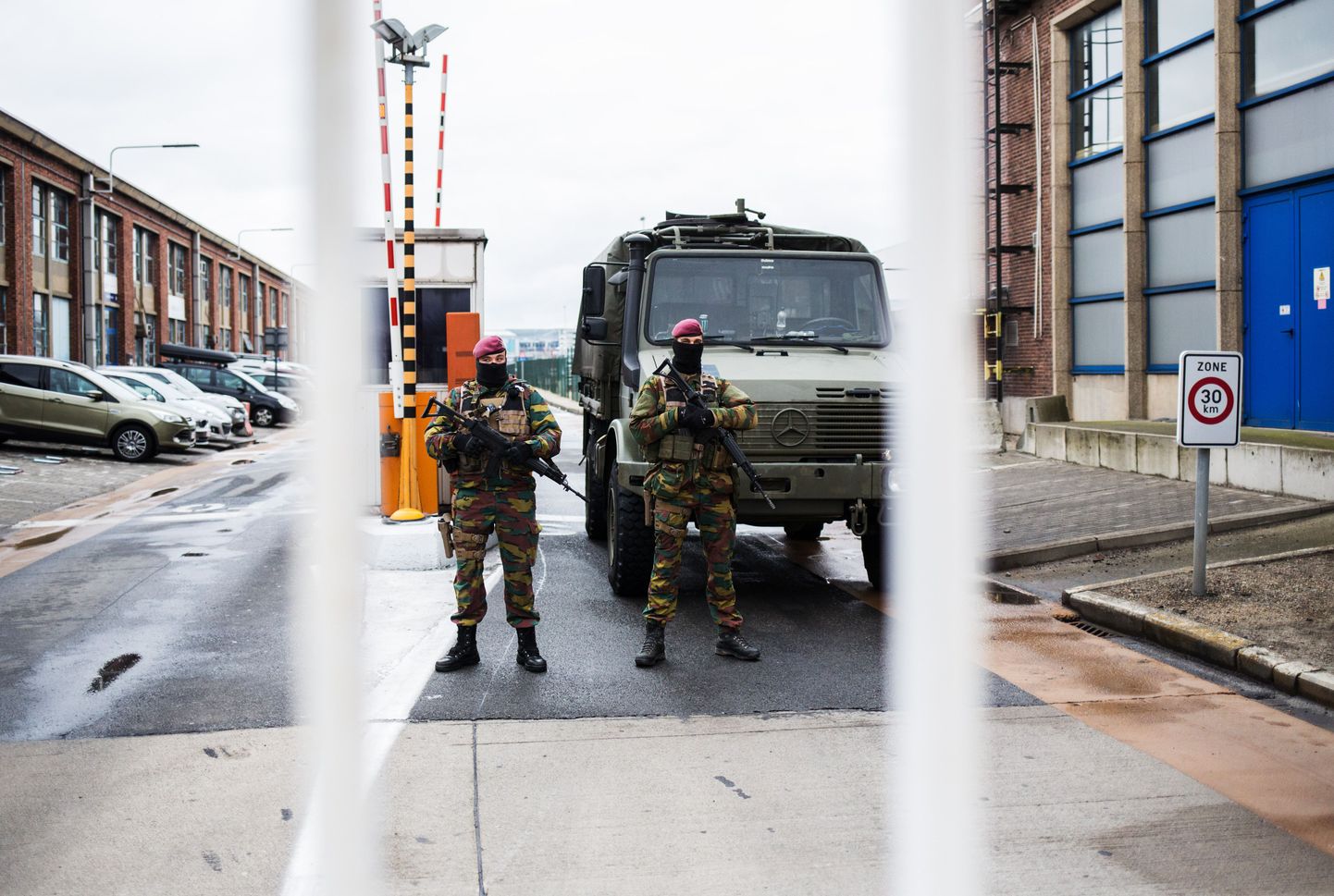 Sõjaväelased täna Brüsseli Zaventemi lennujaama juures valves.
