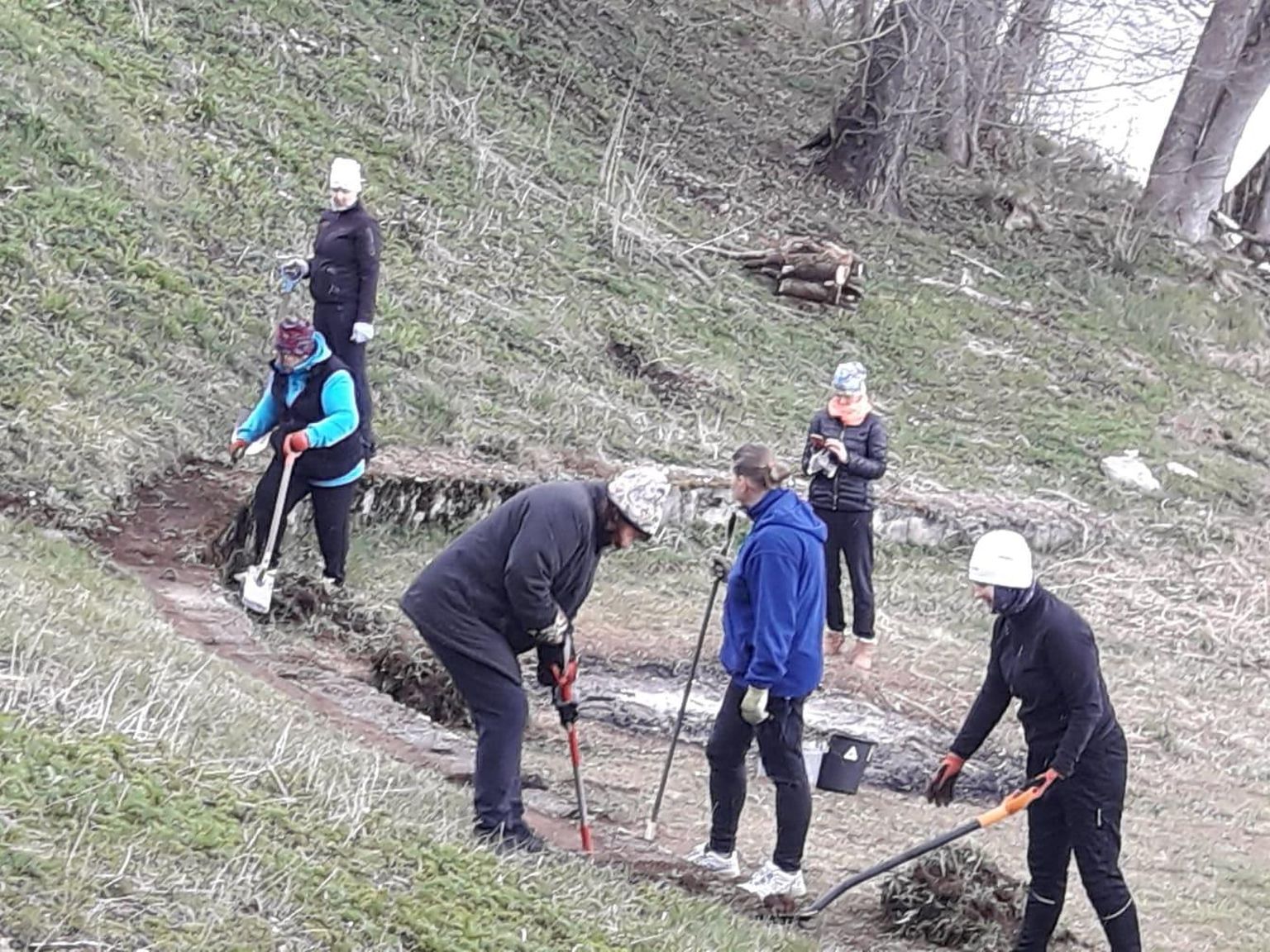 Aprilli lõpus toimus Porkuni järve ääres ujumiskoha korrastamiseks kaks talgupäeva.