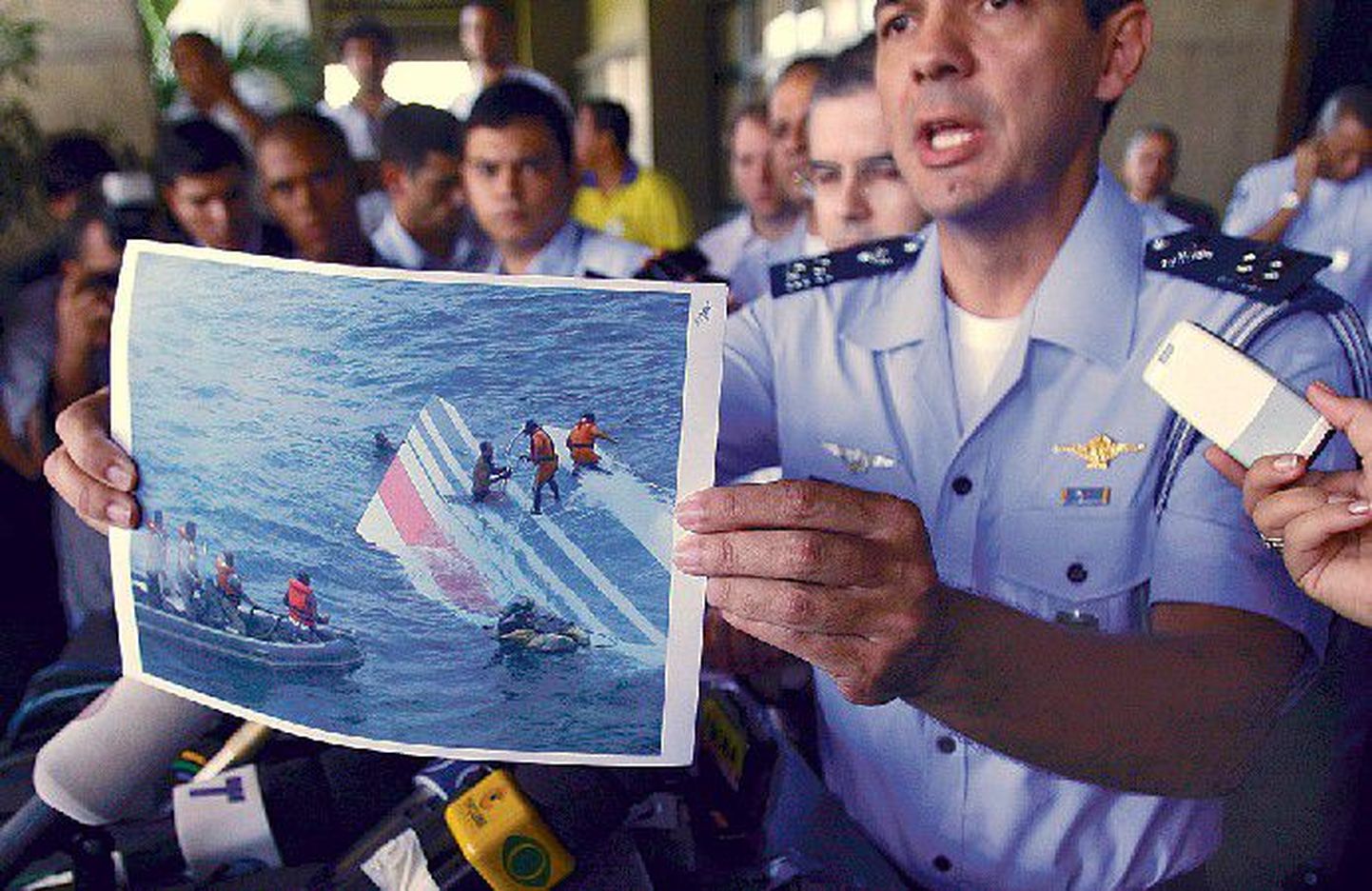 Brasiilia lennujõudude ametnik Henry Munhoz näitab pressikonverentsil fotot hetkest, mil Atlandi ookeanist         tõmmati välja alla kukkunud Airbusi sabatükk.