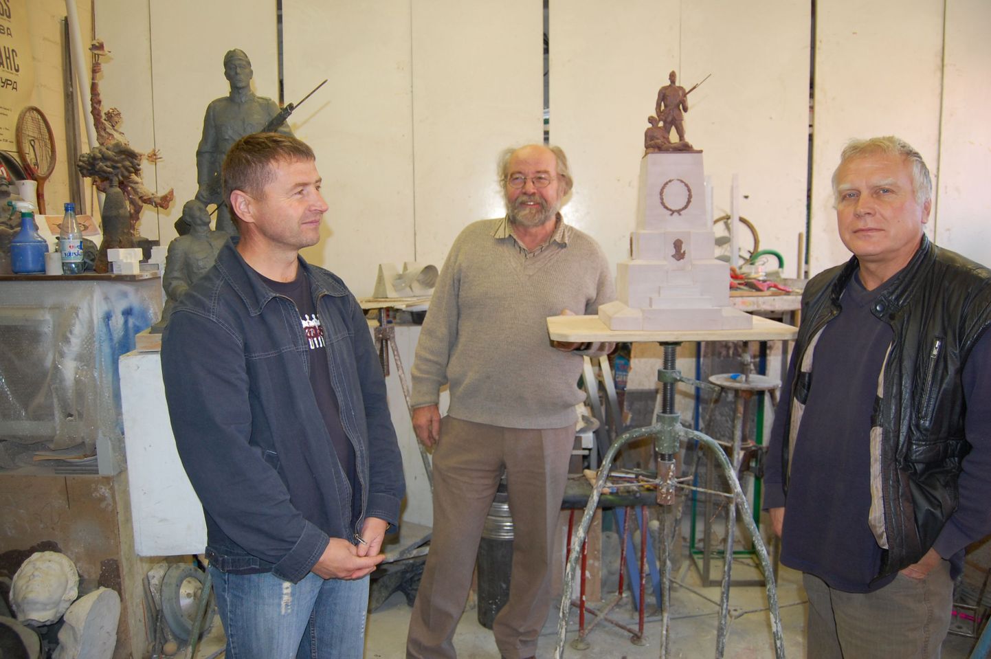 Макет памятника "Парни из Тонди" и его авторы (слева направо) Иван Зубака, Яак Соанс и Георг Коттер.