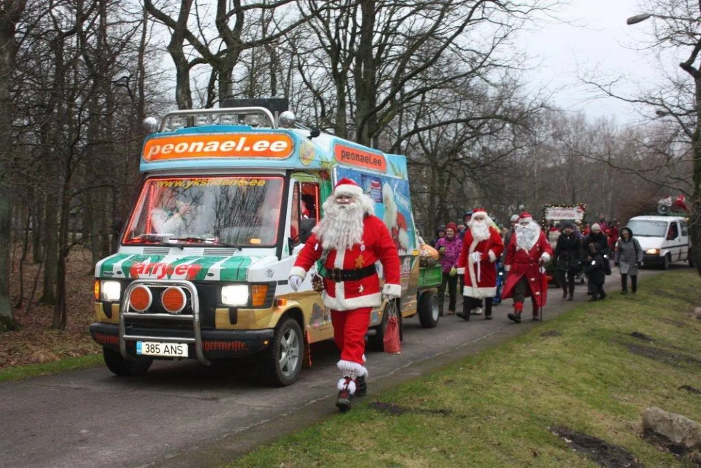 Jõuluvana Äffy liigub tallinnas ringi rõõmsavärvilise bussiga.