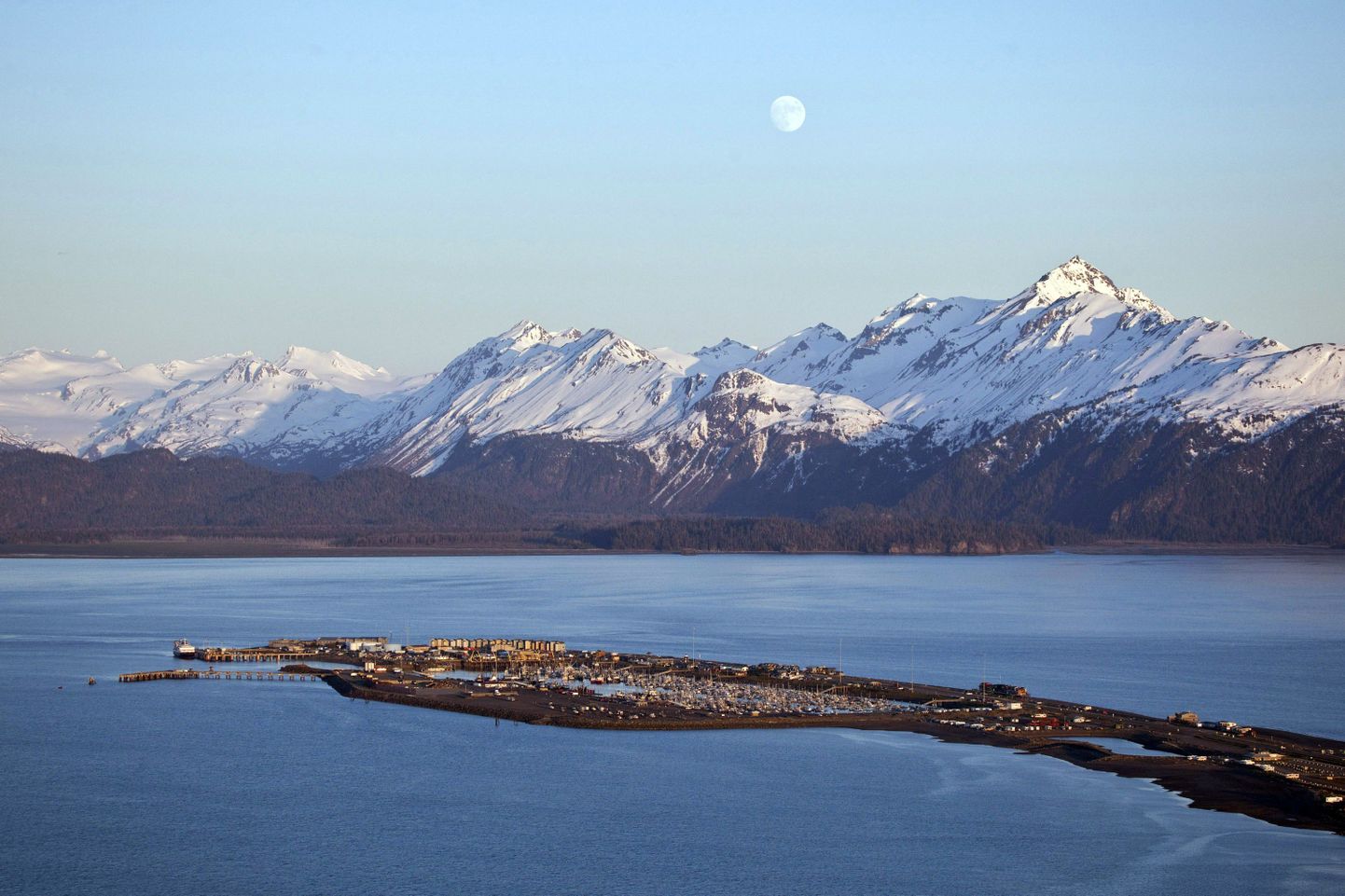 Kachemaki laht Alaskas. Taamal paistavad kenai mäed.