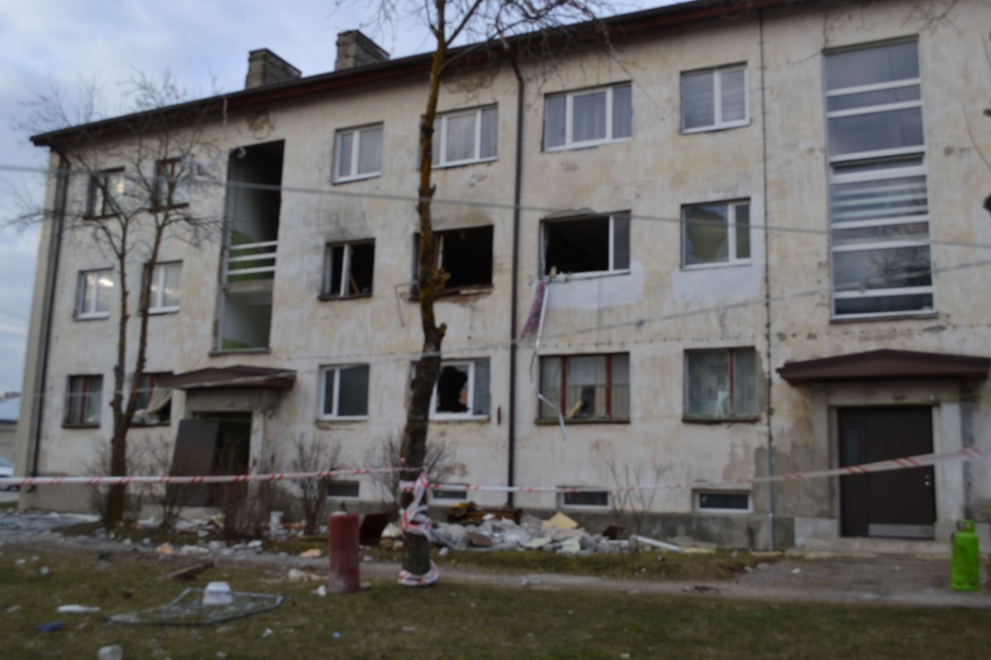 Vasakpoolne mustav aknaava teisel korrusel on plahvatanud korteris, parempoolne aga Liina Tsõganovi korteris.