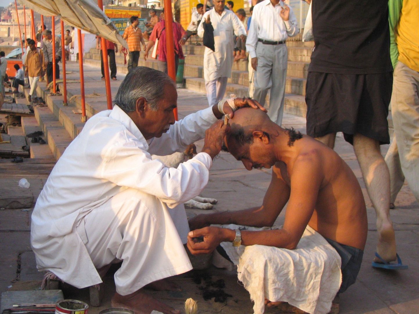 Hommik Varanasi kaldapealsel.
