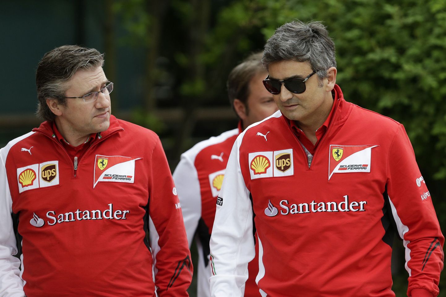 Pat Fry (vasakul) 2014. aastal koos Ferrari toonase tiimijuhi Marco Mattiacciga.