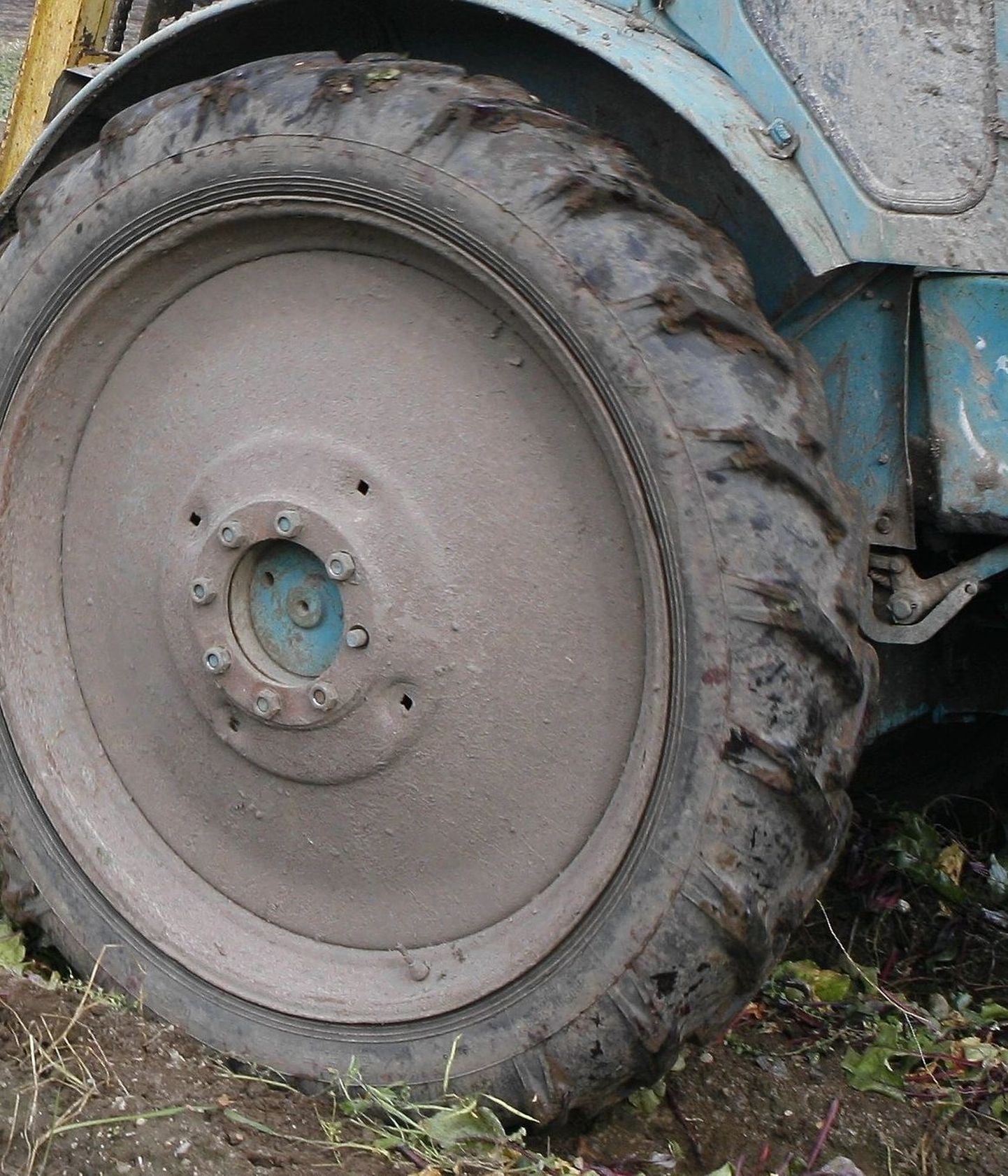 Traktorirehvi parandamisel ohutusnõuetele vilistamine läks karjakule kalliks maksma.