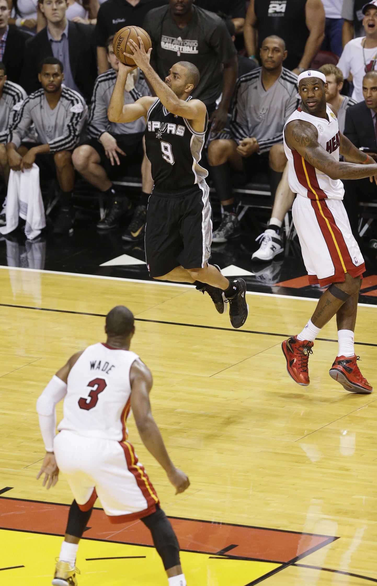 Tony Parkeri (nr 9) vise tõi San Antoniole NBA finaali avamängu võidu.