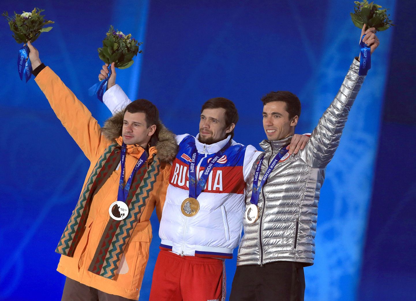 Aleksandr Tretjakovi (keskel) diskvalifitseerimise järel kuulub olümpiakuld Martins Dukursile (paremal).