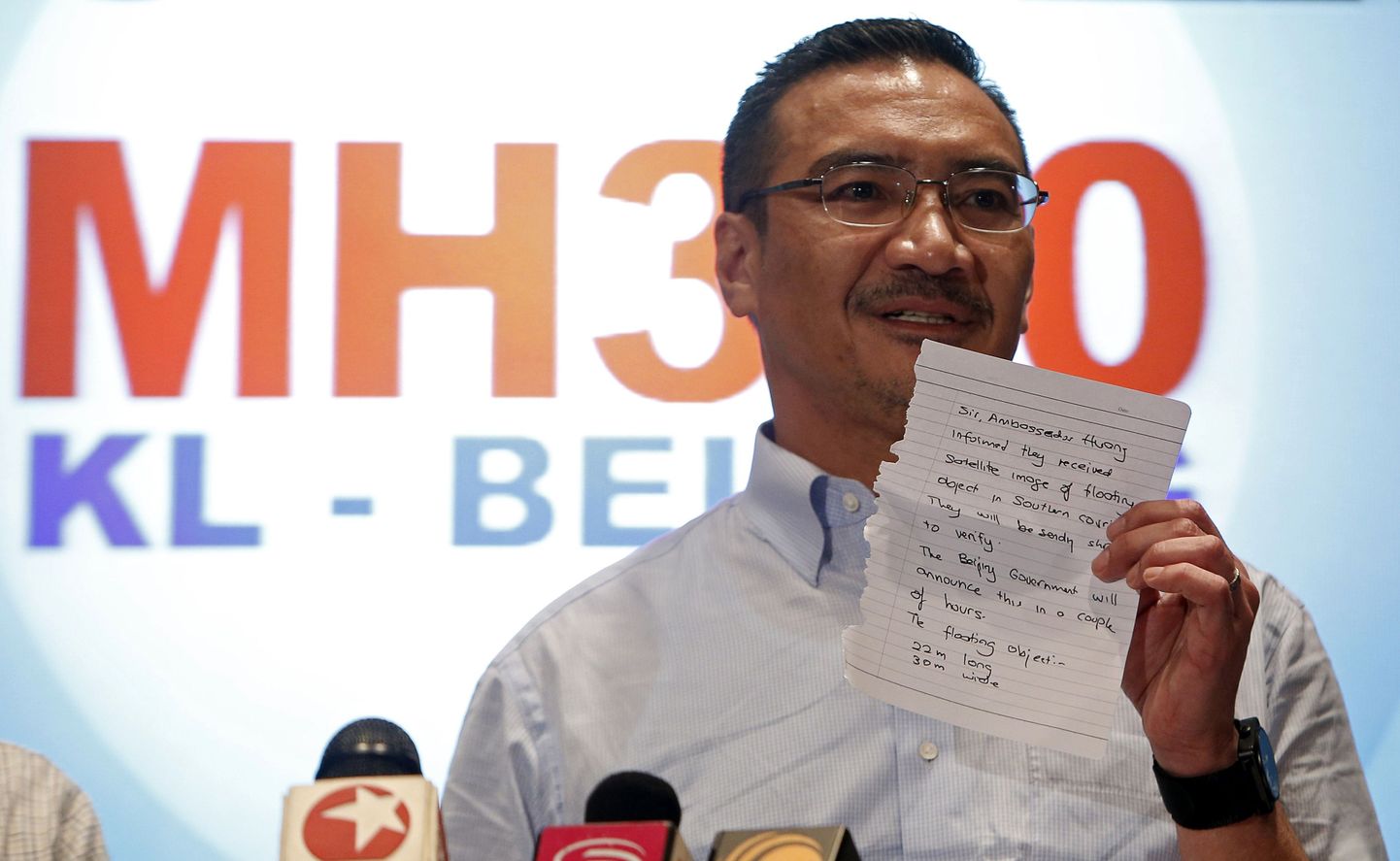 Malaisia transpordiminister Hishammuddin Hussein näitas täna värsket sõnumit Hiina satelliitpiltidelt leitud objektide kohta.