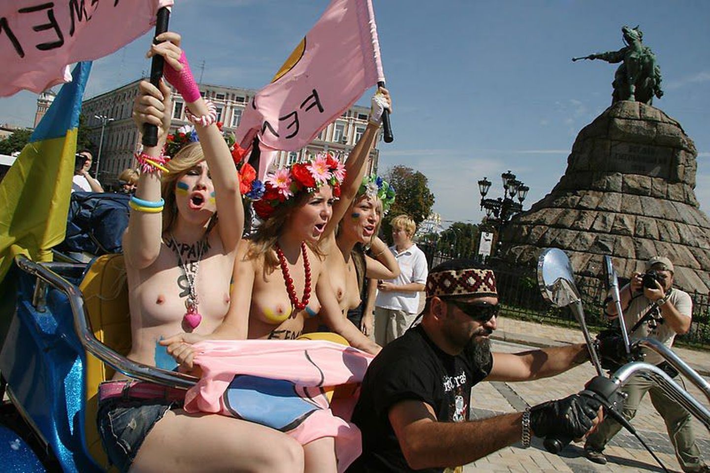 24 августа 2010 активистки женского движения FEMEN провели альтернативное празднование Дня независимости Украины.