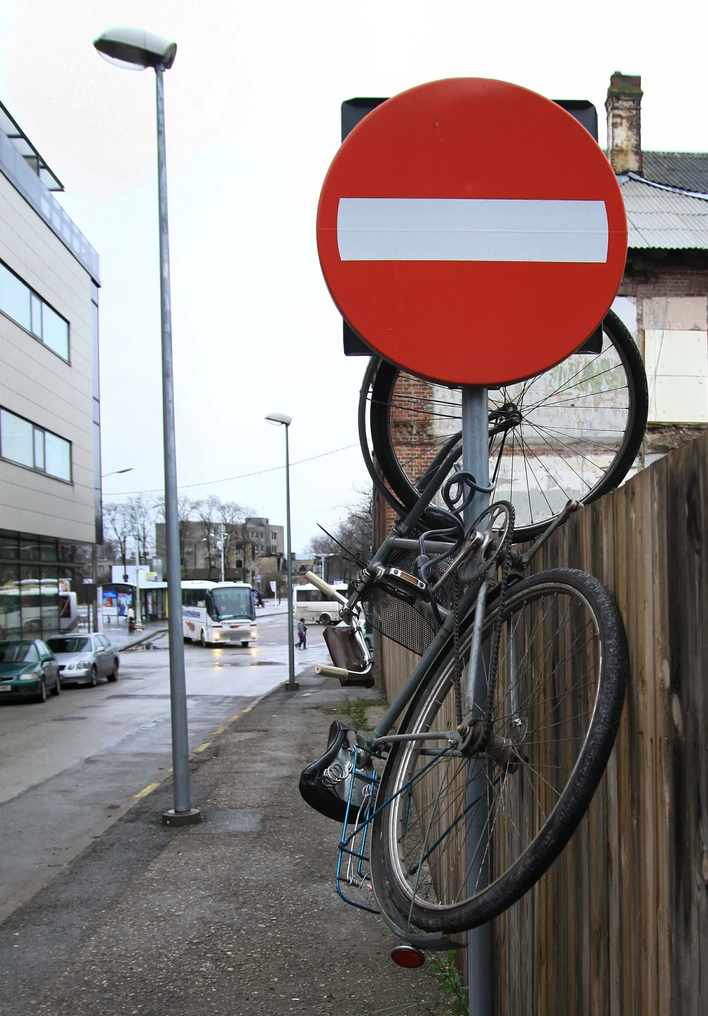 Jalgratas leidis koha liiklusmärgi posti otsas.