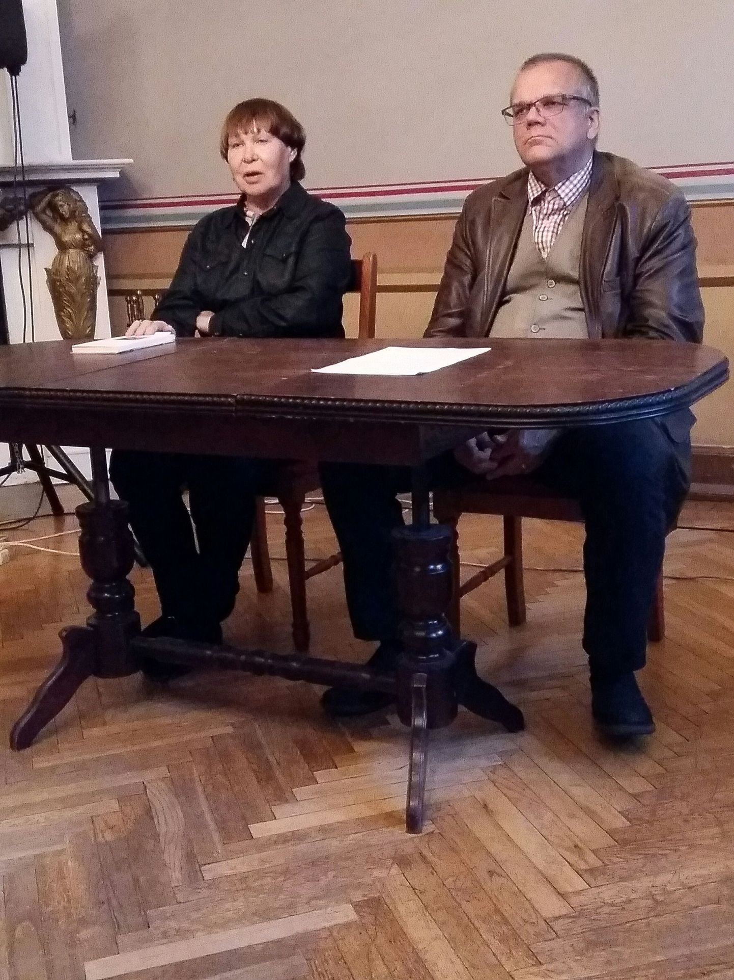 Viivi Luik ja Arne Merilai plaadiesitlusel Tartu kirjandusmajas.