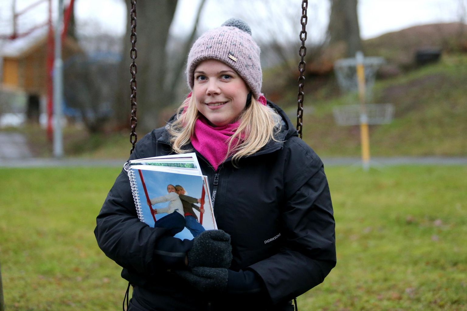SA Kiusamisvaba Kool koostöösuhete juht Ingi Mihkelsoo hoiab käes kiusuennetusprogrammi õpikuid, mida hakkab hulk Tartu koole läbi töötama.