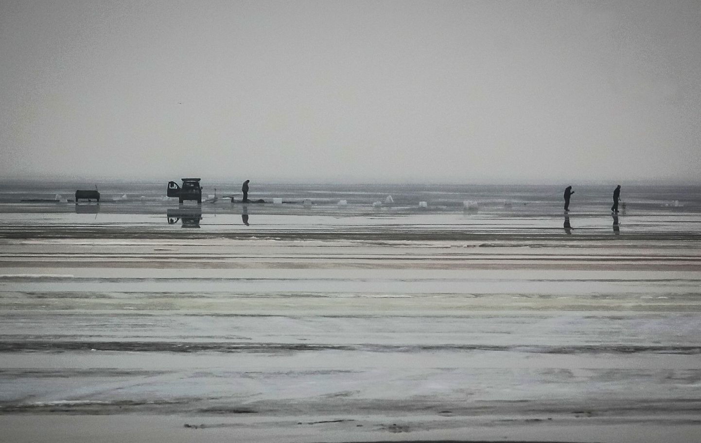 Kalamehed Pärnu lahe jääl. Foto on illustreeriv.