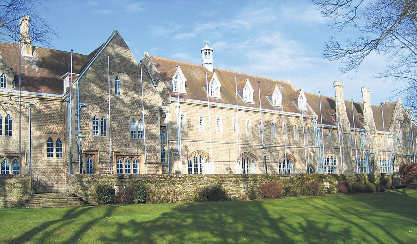 Culhami Euroopa kool asub vanas ja väärikas hoones, mille atmosfäär meenutab direktori sõnade järgi Harry Potteri Sigatüüka kooli.