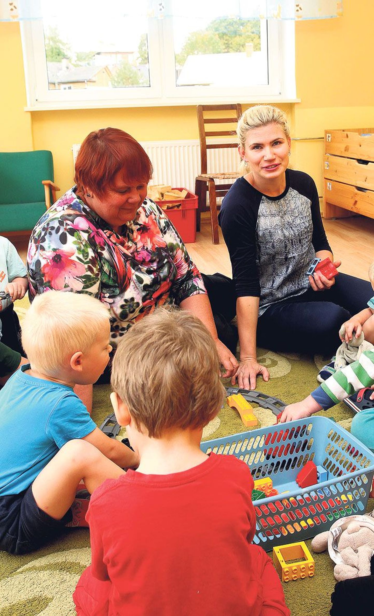 Kivikese lasteaed kasutab ühe õpetaja ja kahe abilise süsteemi kolmes rühmas. Põrsakeste sõimerühmas aitab õpetaja Heli Pensal (vasakul) õppetööd korraldada assistent Liina Väär.