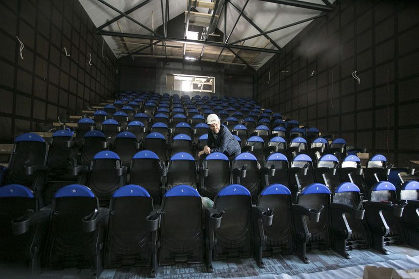 Rakvere teatri juht Velvo Väli on platsi võtnud peagi valmiva kinomaja saalis, kus on 12 rida, millest igas 12 kohta. Pildil on toolid veel lõplikult paigaldamata. Uued mugavad toolid on pehme sinise polstriga.