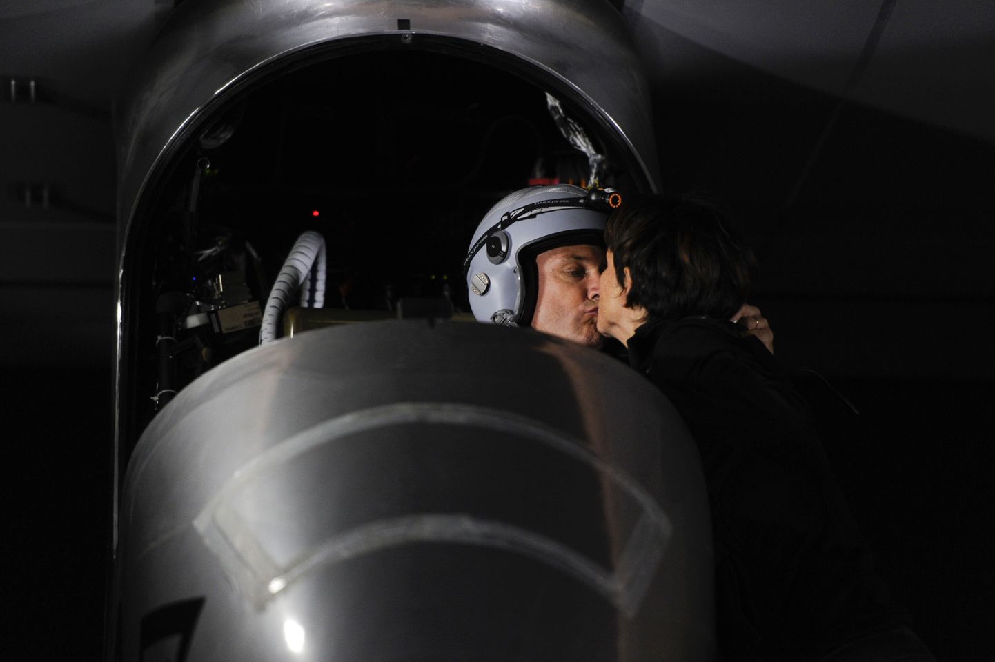 Piloot Bertrand Piccard suudlemas oma abikaasat Michele'i enne tänahommikust õhkutõusu.