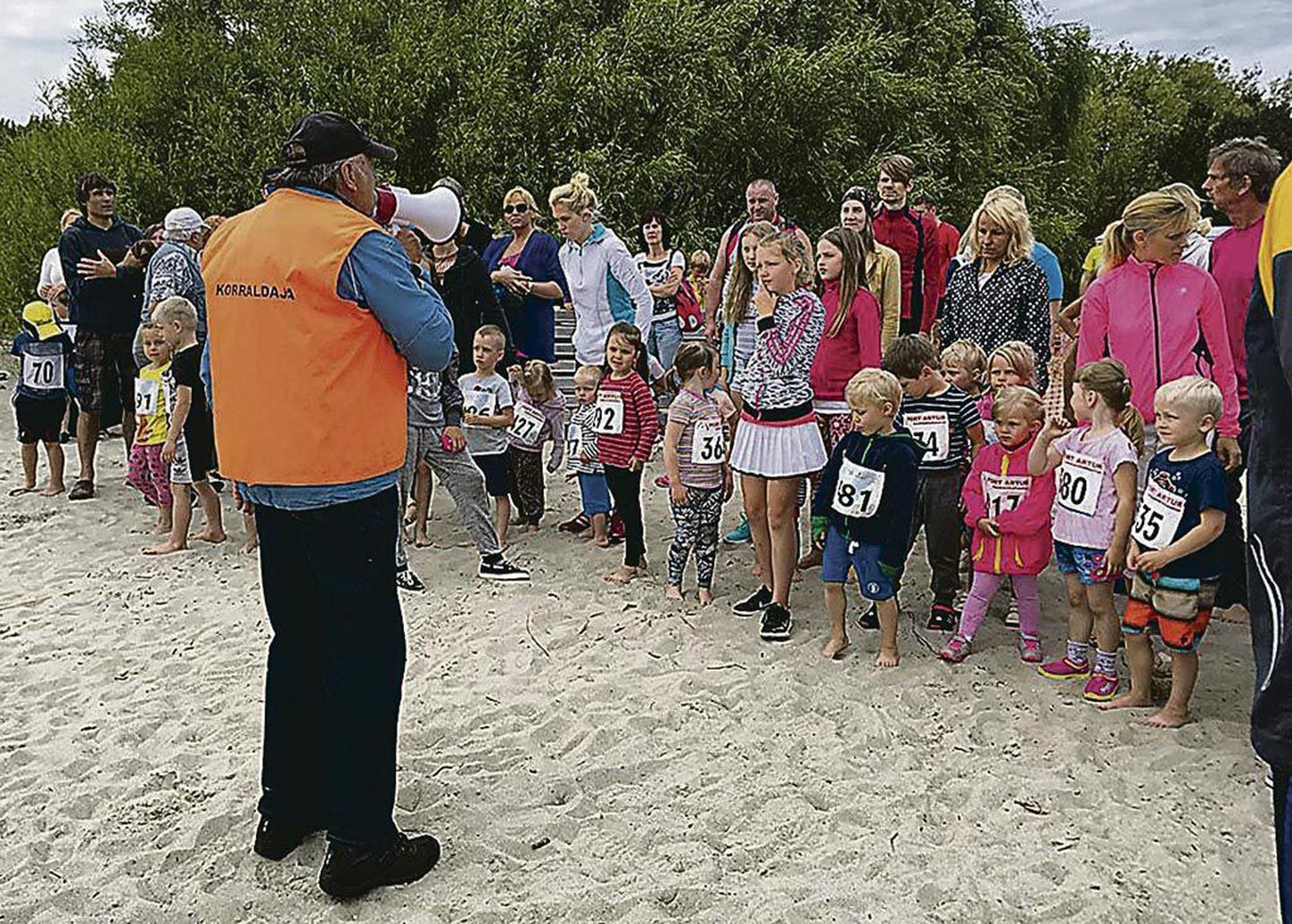 Peakorraldaja Priit Neeme (oranžis vestis) sõnutsi toob üha rohkem vanemaid üritusele väikesi jooksusõpru.