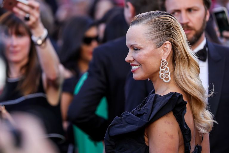 Cannes, Pamela Anderson punase vaiba üritusel