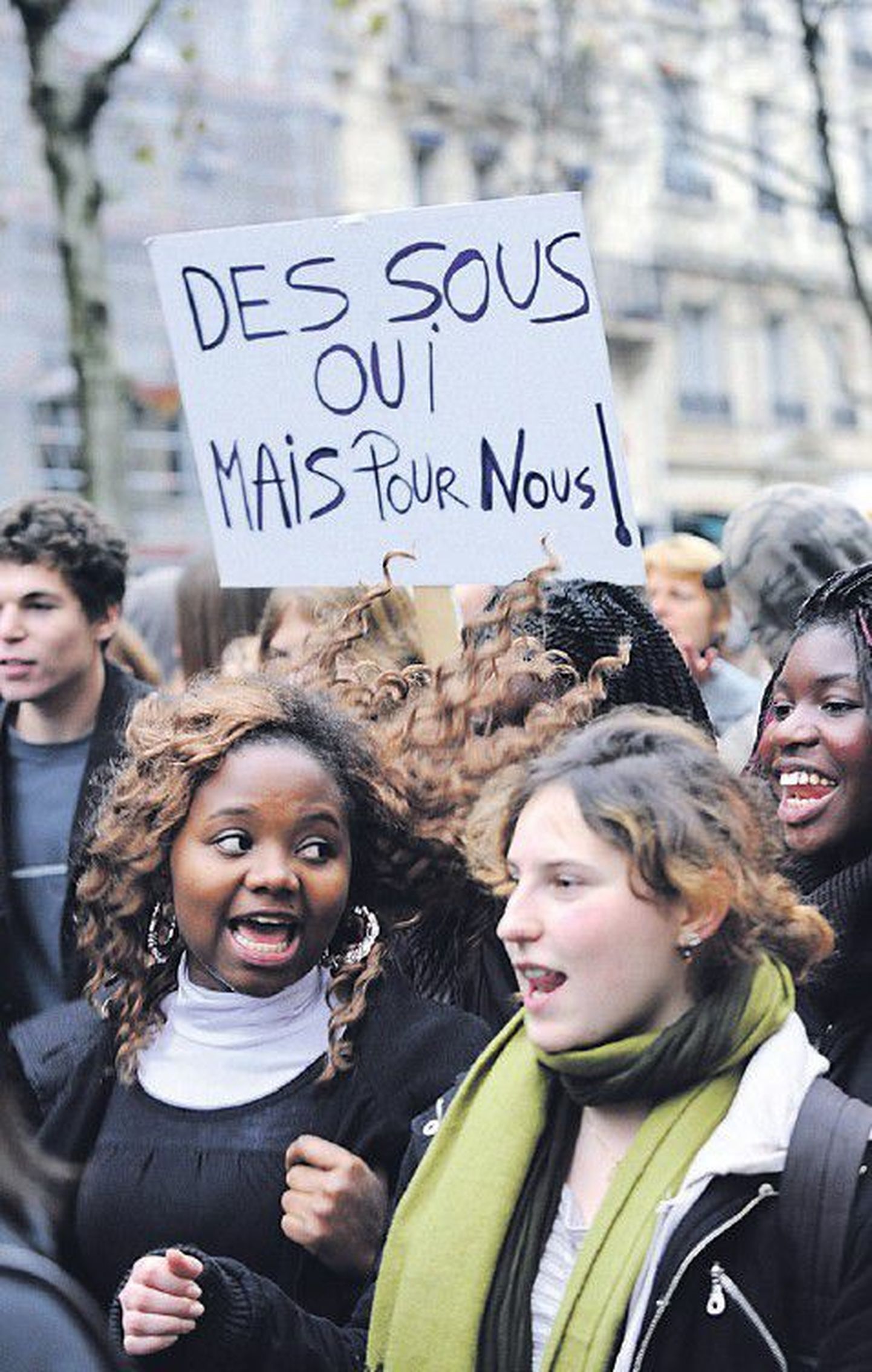 В декабре прошлого года в Париже учащиеся и студенты протестовали против планируемой реформы среднего образования. Многие плакаты гласили: «Деньги — да, но для нас!».