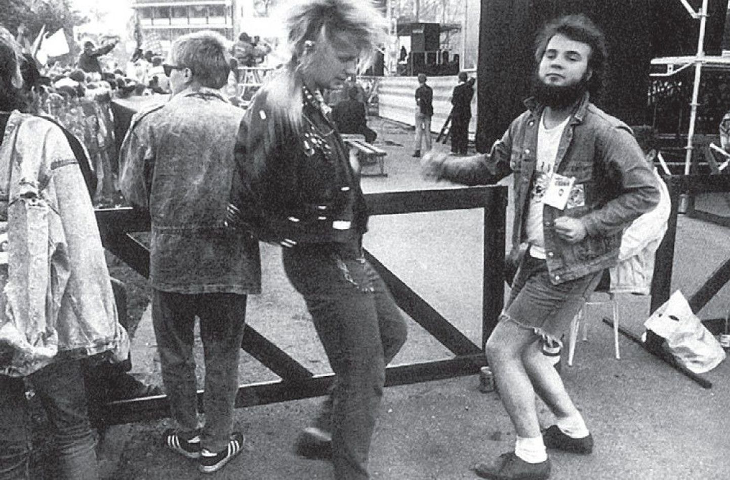 Kojamees (Tarmo Kruusimägi, vasakul) ja Mihkel Raud Rock Summeril 1988. aastal. «Ma olin mäluaugus. Kojamees oli mäluaugus. Kogu kuradi riik oli sel päeval mäluaugus,» kirjutab Raud nüüd.