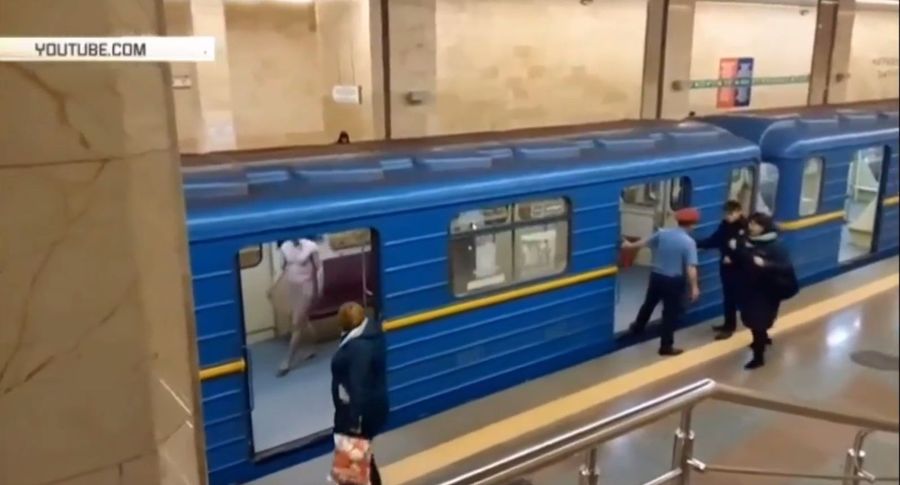 В киевском метро голый мужчина пугал пассажиров и бросался на копов В киевском метро голый мужчина пугал пассажиров и бросался на копов