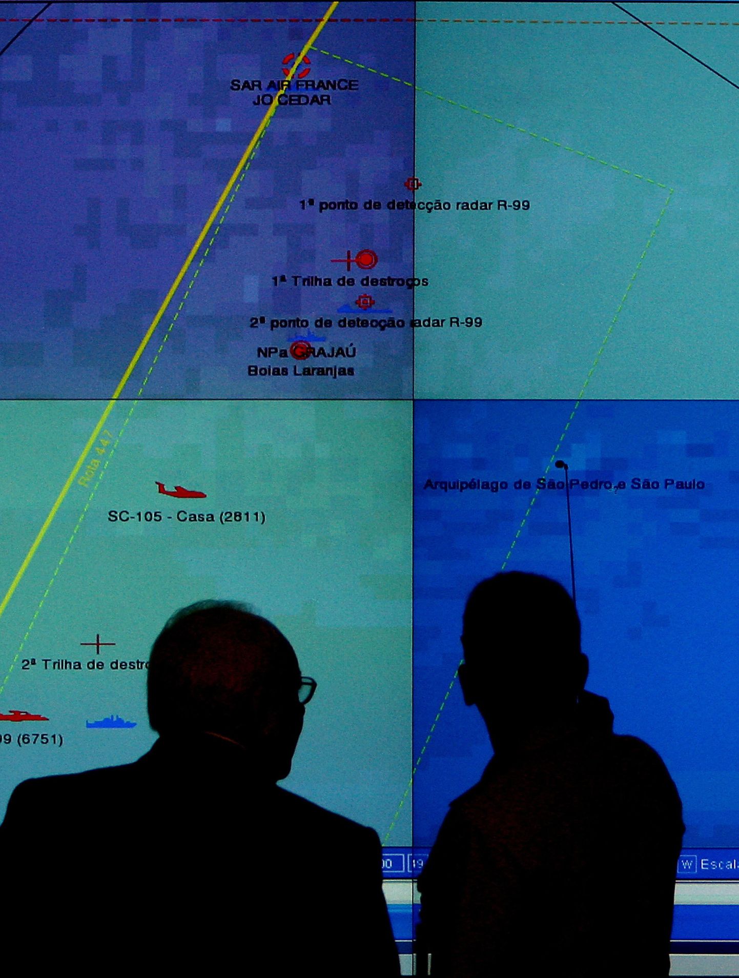 Brasiilia ametnikud Air France'i lennuki teekonda kujutava kaardi ees.