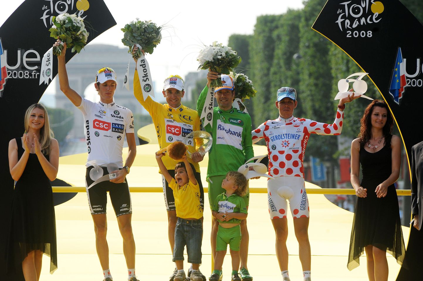 Bernhard Kohl (paremal) 2008. aastal Tour de France'i paremate autasustamisel.