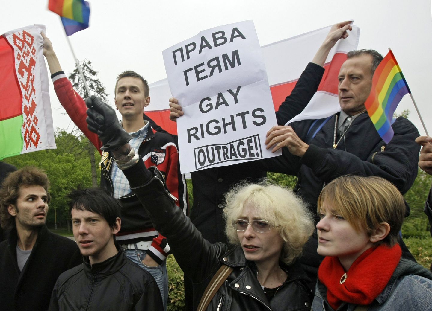 Гей-активисты отстаивают свои права на Воробьевых горах в Москве.