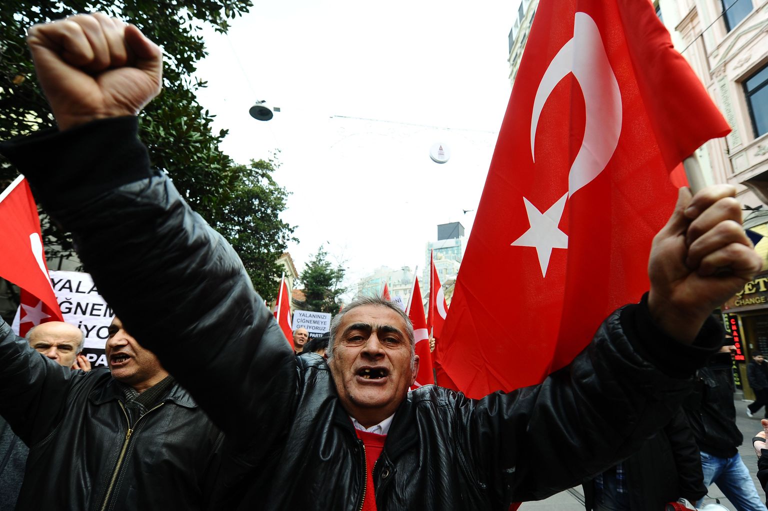 Türklane protestimas 2012. aastal Istanbulis asuva Prantsuse konsulaadi ees Prantsusmaa otsuse vastu kriminaliseerida Armeenia genotsiidi eitamine.