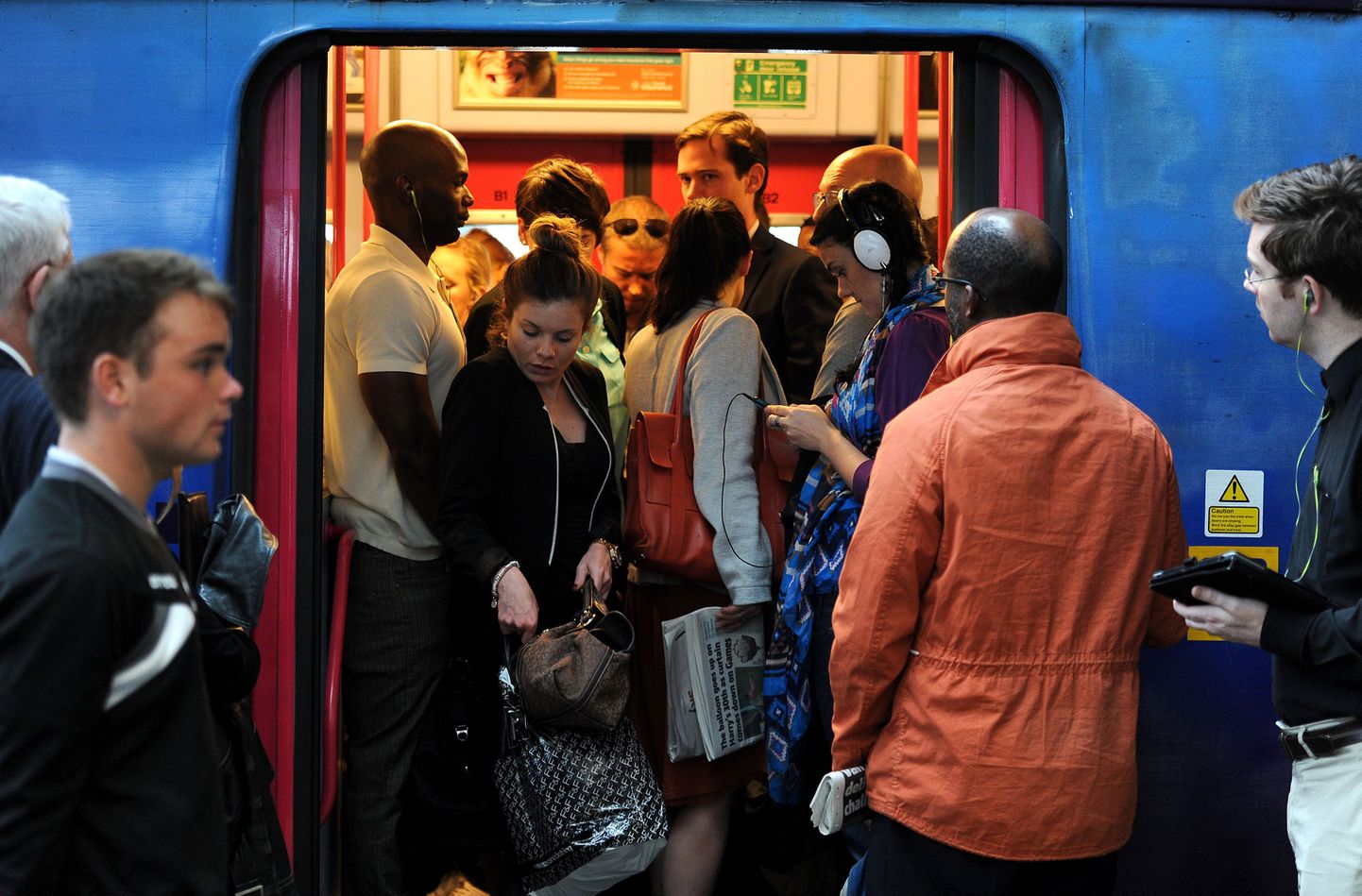 Tööle suunduvad inimesed Londonis Blackfriarsi rongijaamas.