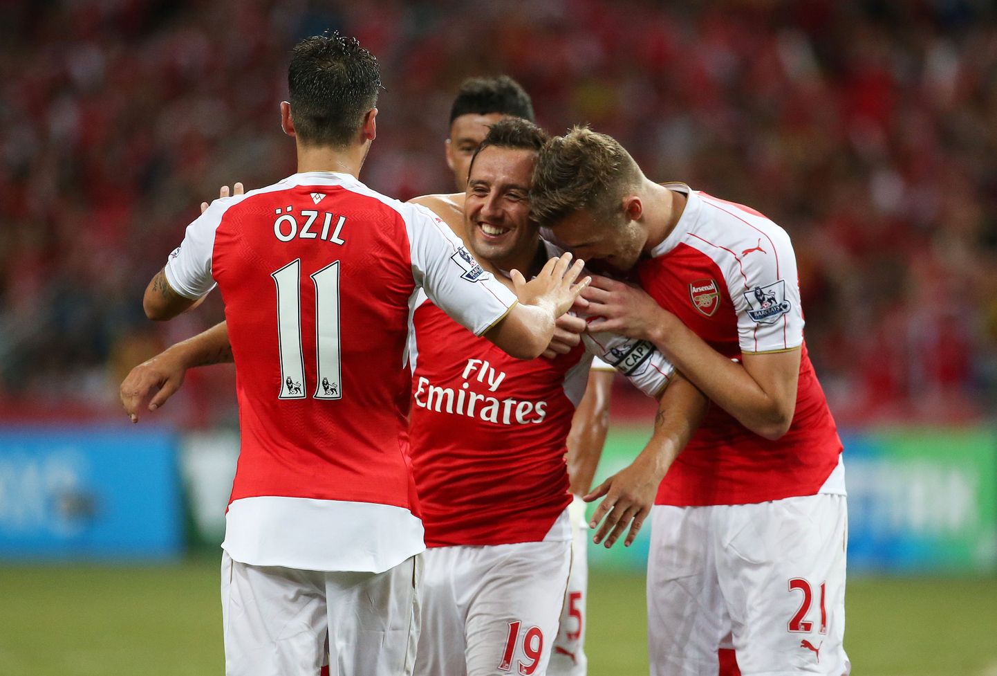 Londoni Arsenali mängijad õnnitlevad värava löönud Santi Cazorlat (keskel).
