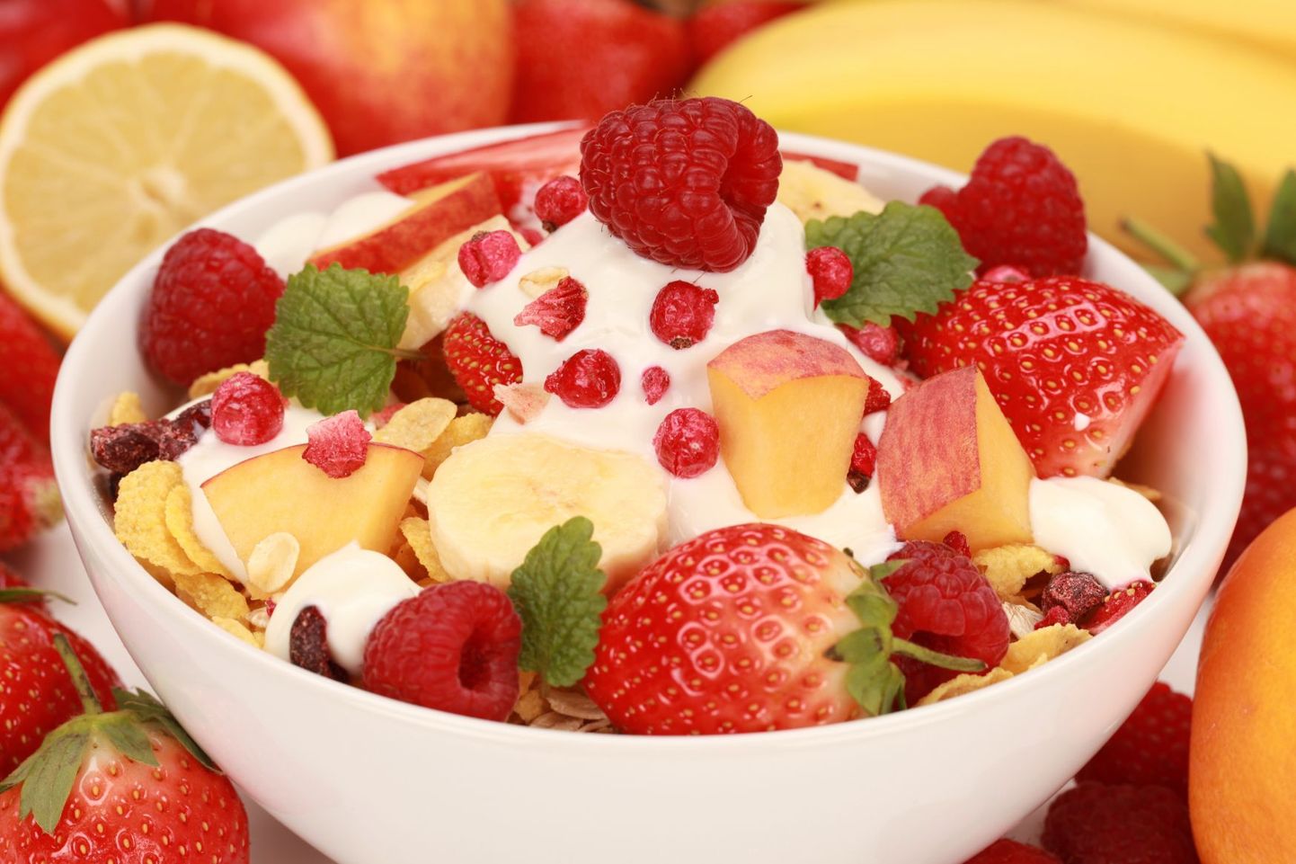 Probiootikumidega jogurt koos puuviljade ja marjadega aitab tõsta tuju.