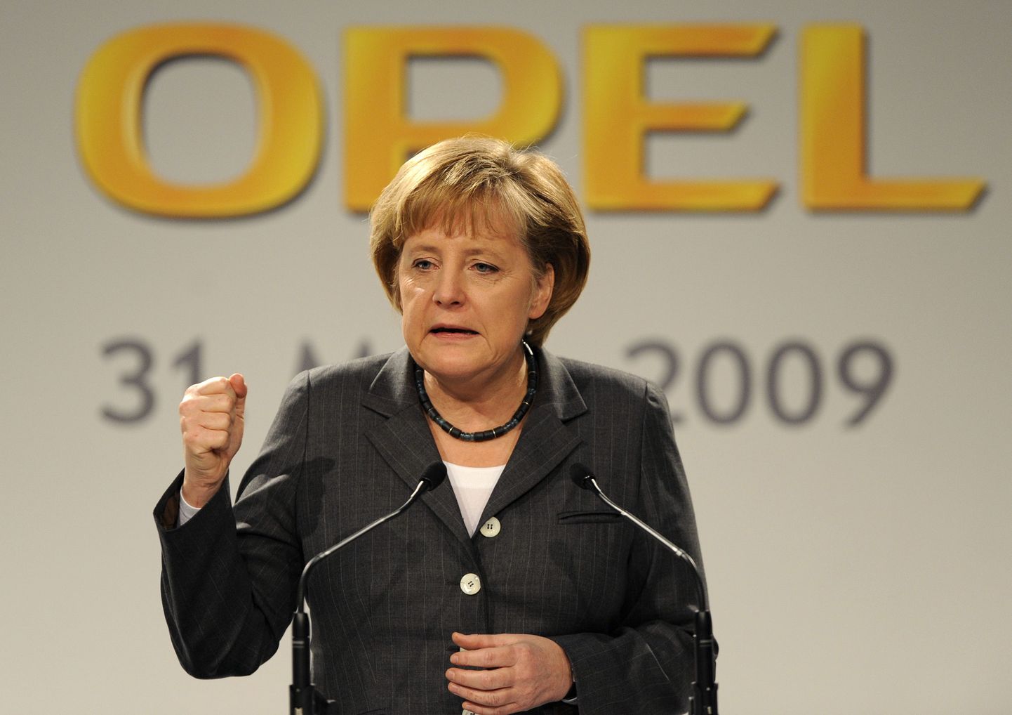 Merkel Opeli peakorteris kõnet pidamas.