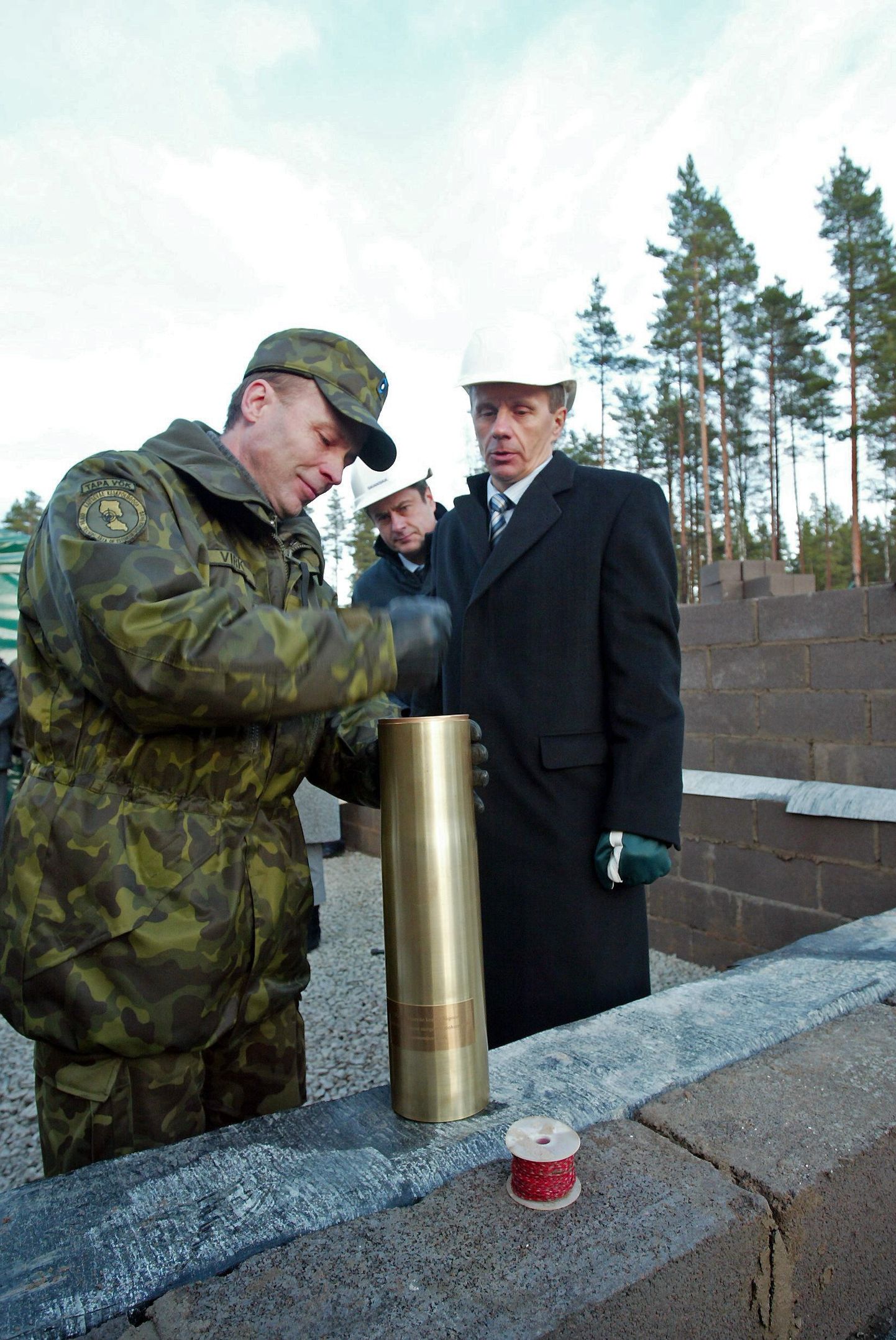 Jürgen Ligi kaitseministrina 2006. aasta novembris Eesti Keskpolügooni teeninduskeskusele nurgakivi panemas.