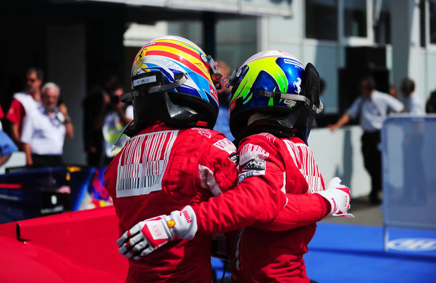 Ferrari piloodid võitu tähistamas