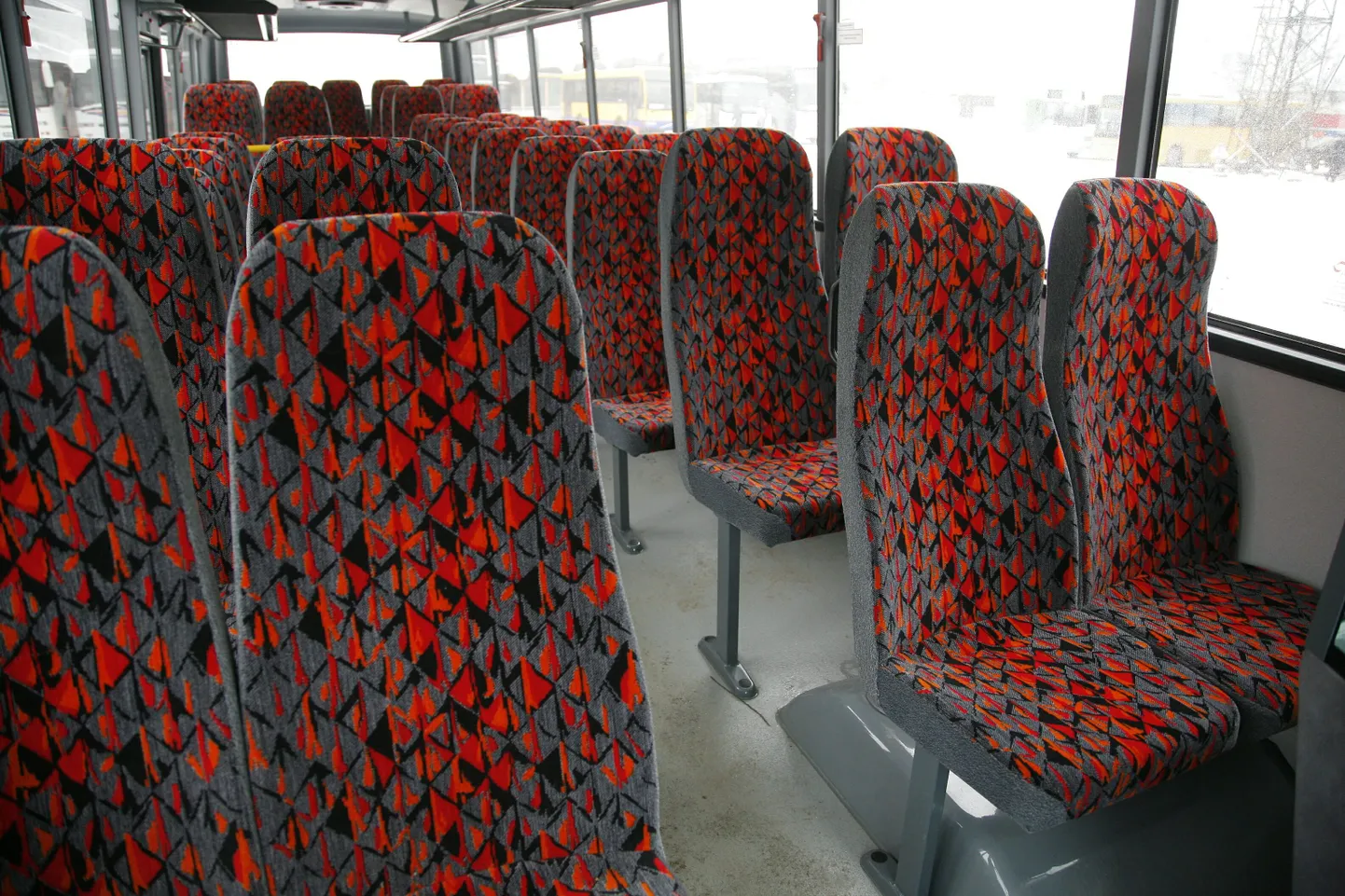 Мягкие сиденья в автобусе могут послужить рассадником для паразитов.
