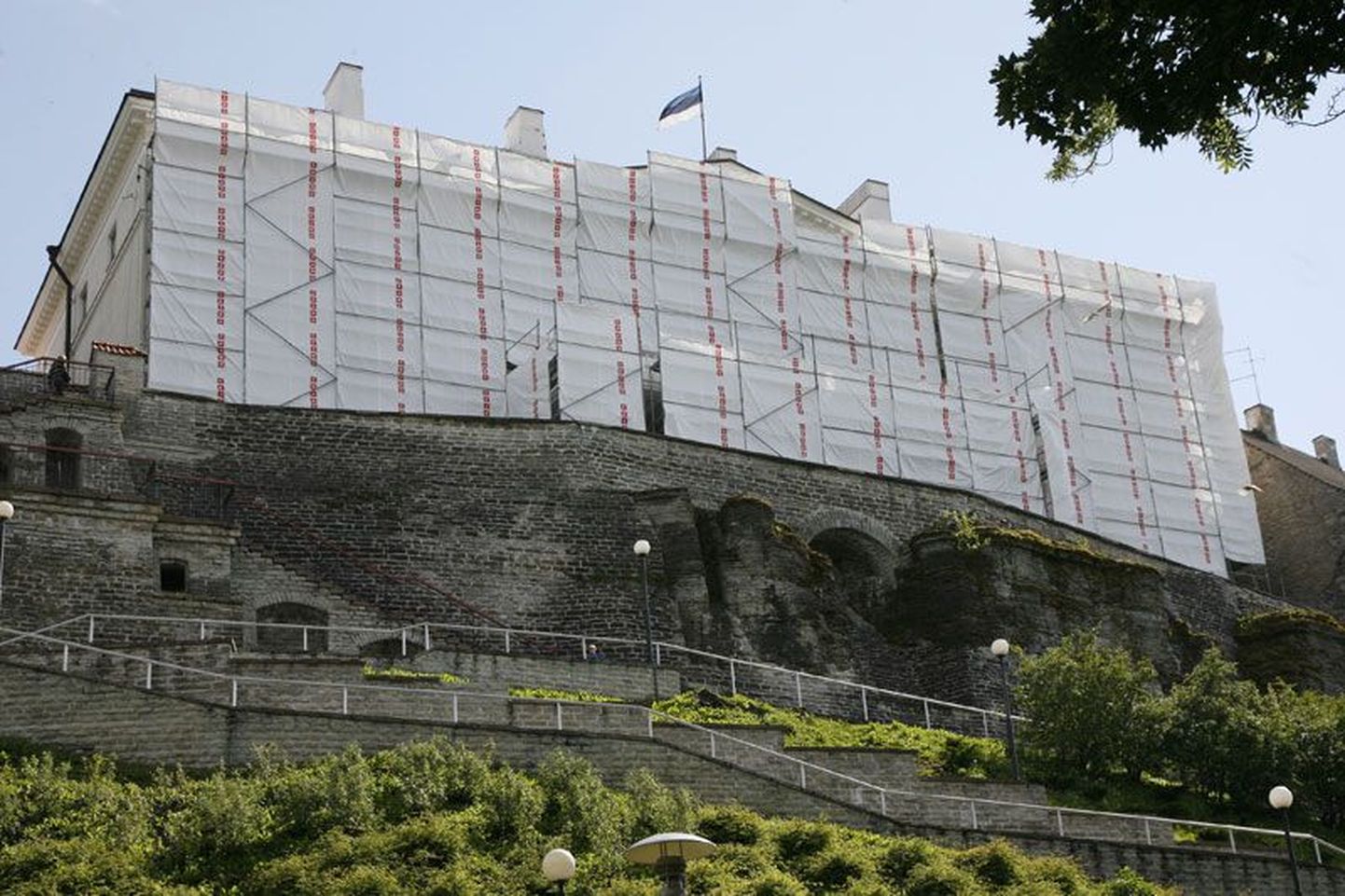 Vaatamata rasketele aegadele on Eesti võimusümboli Stenbocki maja merele avanev fassaad kuni augusti                     keskpaigani pakitud kilesse – valitsuse residentsis käib remont.
