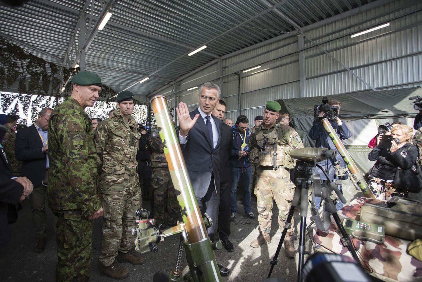 NATO peasekretär Jens Stoltenbergile (keskel) näidati Tapa sõjaväelinnakus erinevat sõjaväetehnikat.