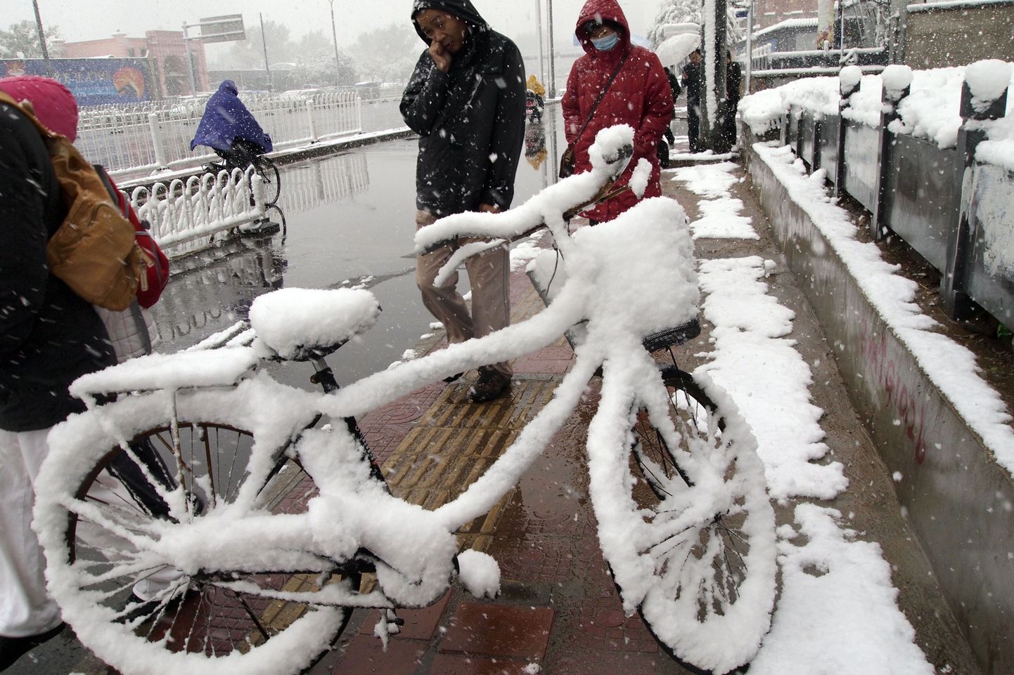 Hiinlased võitlevad kuivuse vastu kunstlikult esile kutsutud lumega