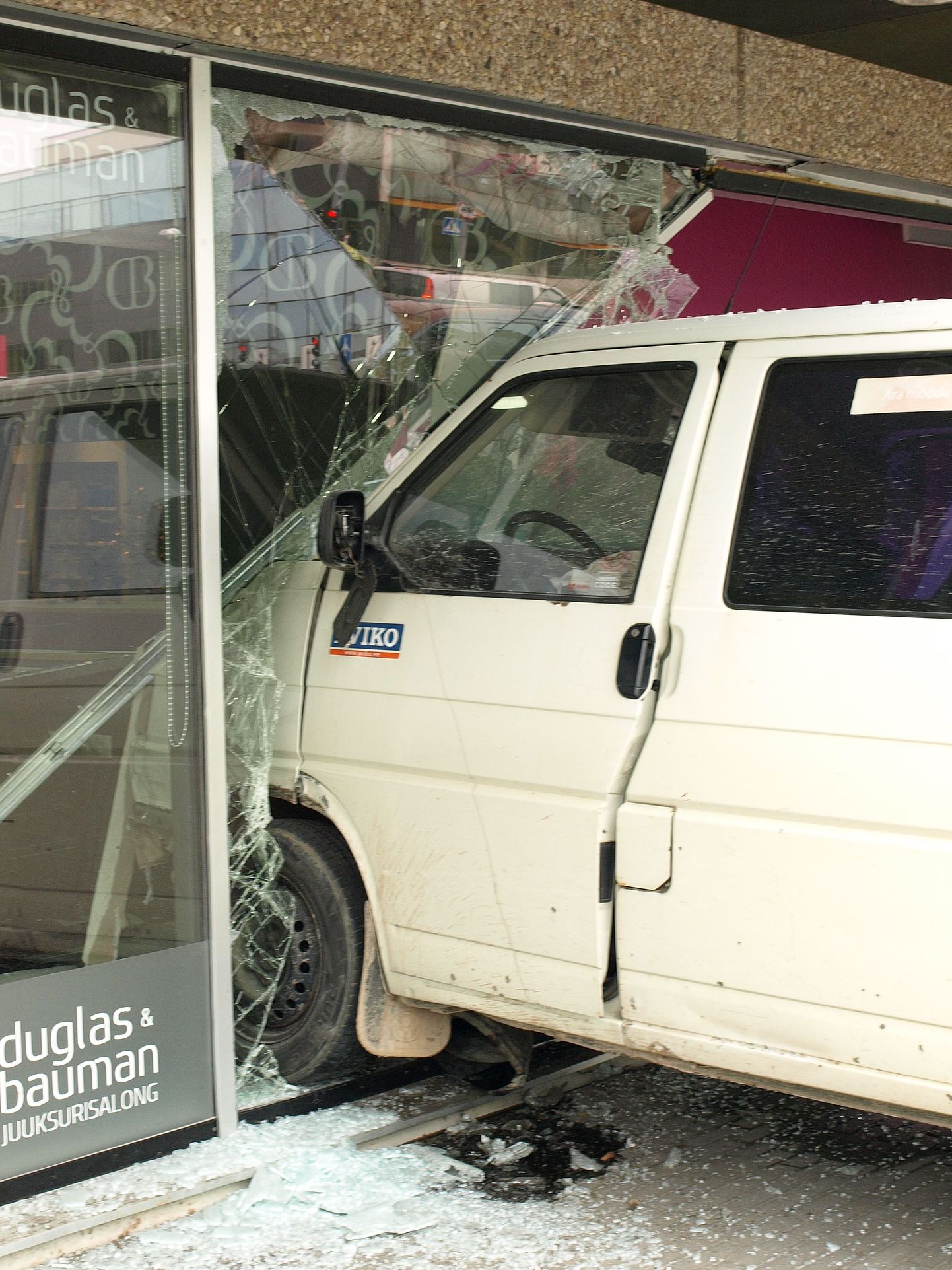 Avarii järel teelt paiskunud kaubik purustas Tasku keskuse juuksurisalongi aknad.