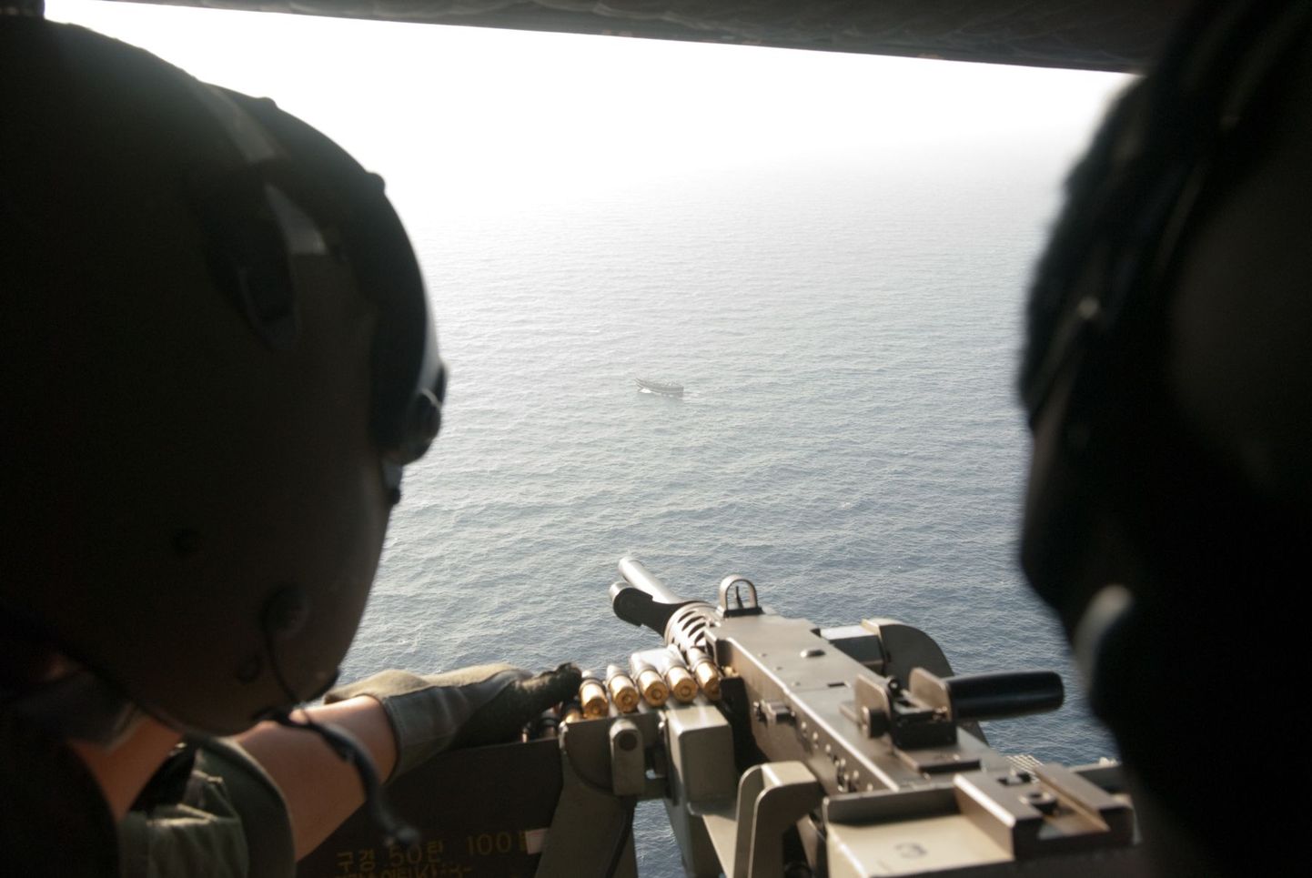 Lõuna-Korea mereväe kopter jälgimas arvatavat Somaalia piraatide alust India ookeanil.