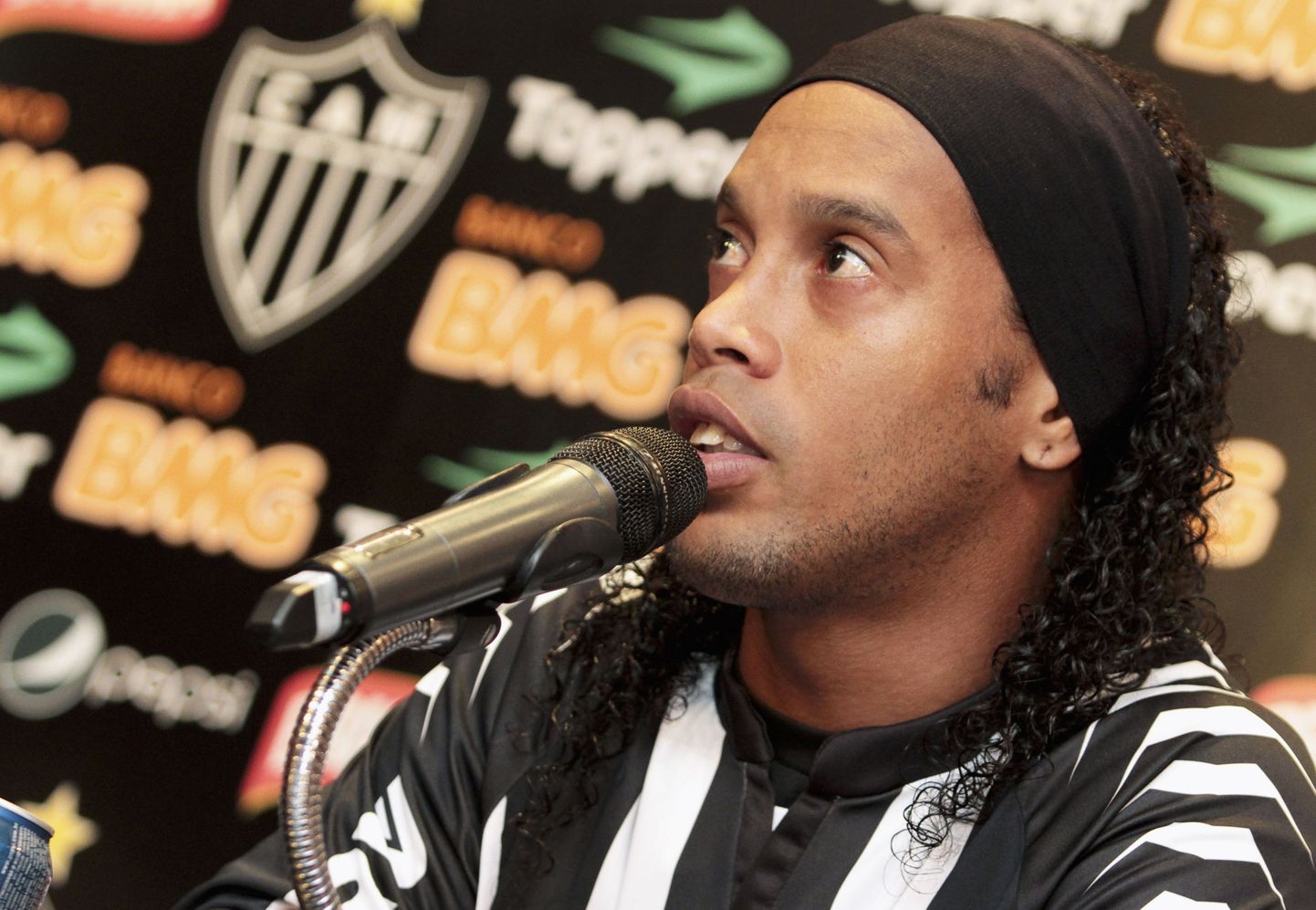 Ronaldinho Atletico Mineiro pressikonverentsil