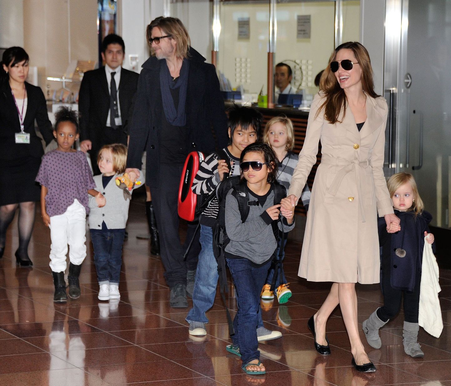 Анджелина Джоли и Брэд Питт с детьми.