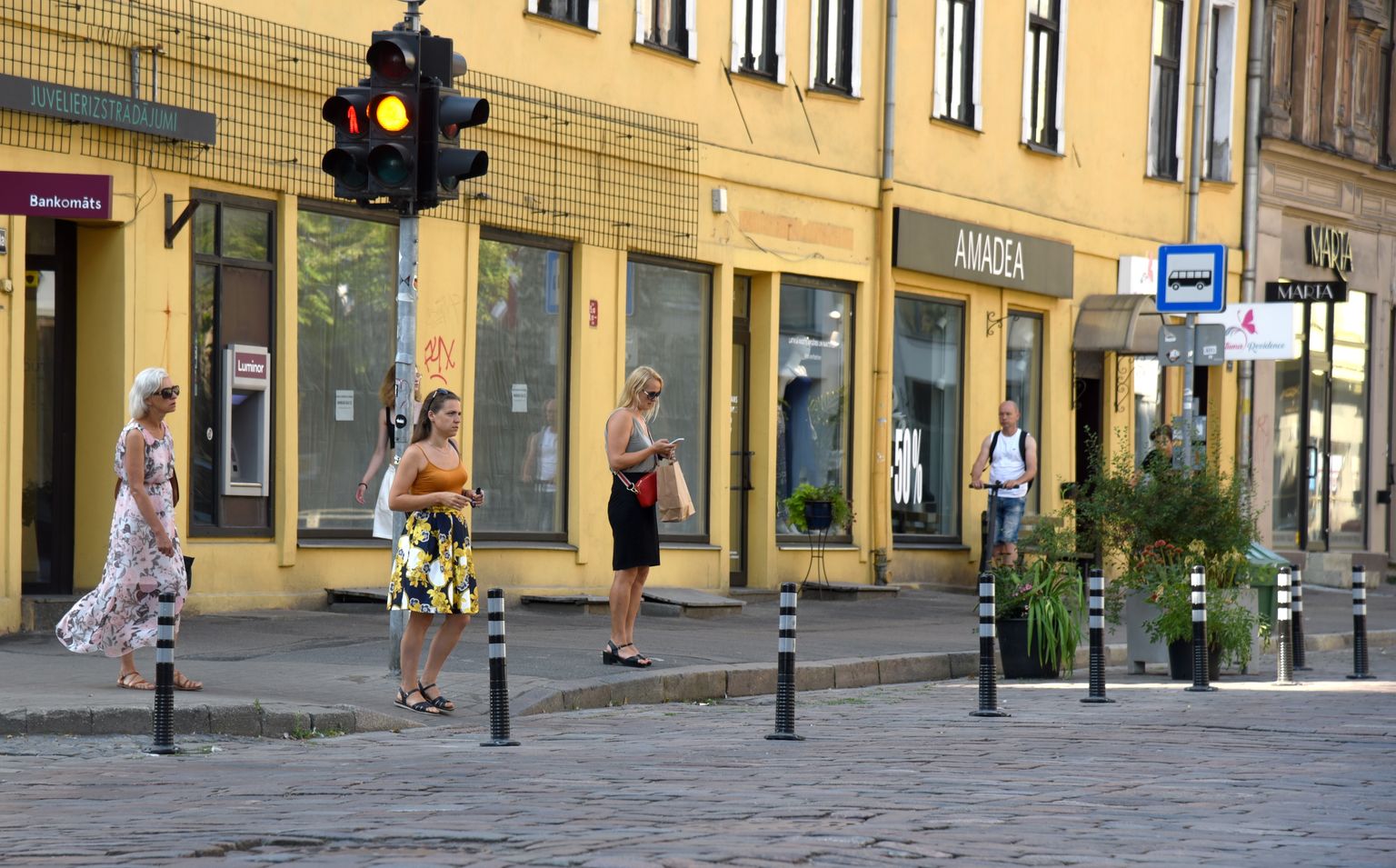 Satiksmes ierobežošanai uzstādītie stabiņi Tērbatas ielā.