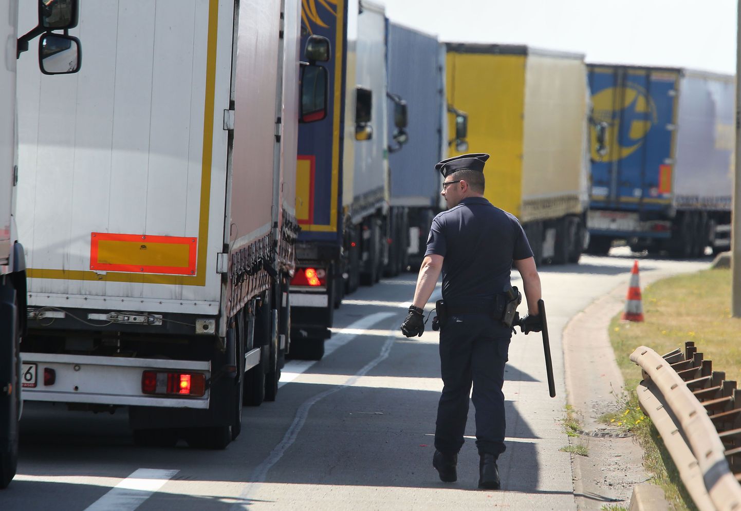 Prantsuse politseinik kontrollimas Calais` sadamas veoautosid