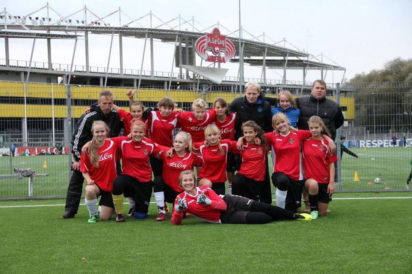 Suure-Jaani Unitedi C-klassi võistkond suvel pärast Eesti meistriks tulekut.