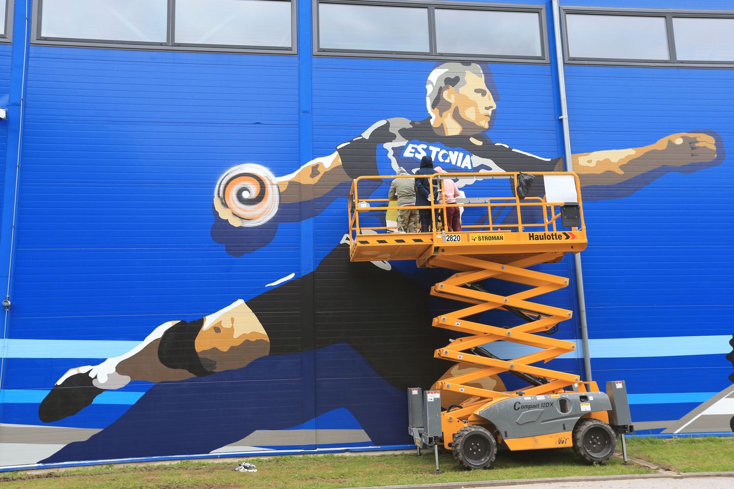 Kõrgema kunstikooli põnevaid tegemisi: juuni algul kaeti Nõo spordihoone seinad Eesti spordisangareid kujutava supergrafitiga.
